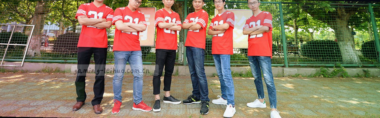 深色底上叠加细线数据网格与刻度纹理的抽象图案