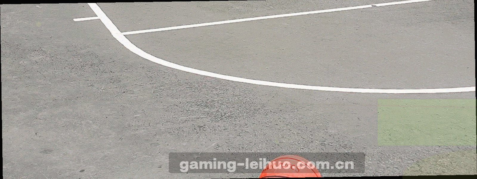 球场俯拍，中线与禁区线形成规则网格，无人物特写